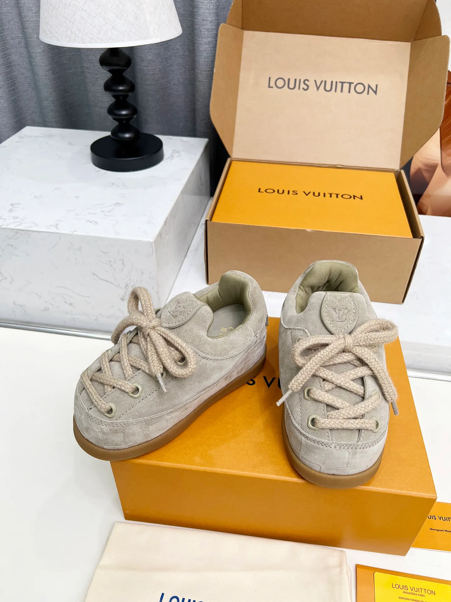 [L Family] P: 740💰 Couple model, size: women 35-41 (customized at 41 for women), 39-46 for men (customized at 45.46) The 2025 iteration of this Time Out sneaker, couple model, LV co-branded nigo, donkey brand, Louis Vuitton, ugly, cute😍Many Internet celebrities have shown off their feet, a classic and versatile item. Fabric: Imported high mercerized cow suede. Lining: high-grade elastic mesh, outsole: original molded outsole, palm print rubber outsole with hidden L letter and Monongram flower.